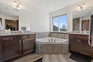 N42W22770 Beacon Ct, Pewaukee, WI 53072 - Photo 26