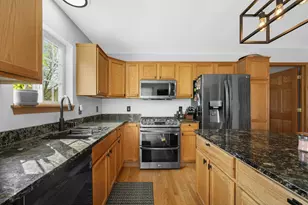W143N9776 Ridgewood Ln, Germantown, WI 53022 - Photo 8