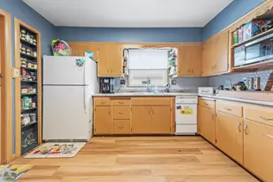8831 W Hawthorne Ave, Wauwatosa, WI 53226 - Photo 18
