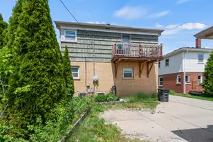 8831 W Hawthorne Ave, Wauwatosa, WI 53226 - Photo 32