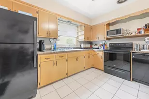 8831 W Hawthorne Ave, Wauwatosa, WI 53226 - Photo 6