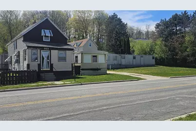 831 N  Silverbrook Dr, West Bend, WI 53090 - Photo 2