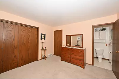 6469 N Garden Grove Ln, Glendale, WI 53209 - Photo 16
