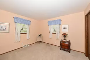 6469 N Garden Grove Ln, Glendale, WI 53209 - Photo 18