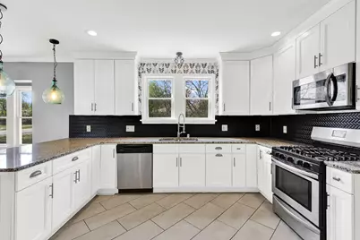 5075 S 35th St, Greenfield, WI 53221 - Photo 14