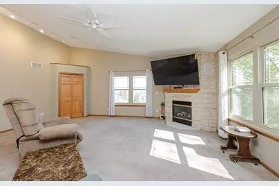 20805 W Windsor Dr, New Berlin, WI 53146 - Photo 12