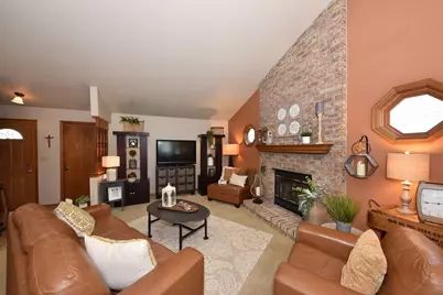 W154N7712  Pheasant Ln, Menomonee Falls, WI 53051 - Photo 4