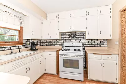 W168N8492  Jacobson Dr, Menomonee Falls, WI 53051 - Photo 12