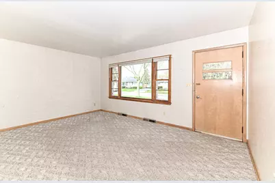 W168N8492  Jacobson Dr, Menomonee Falls, WI 53051 - Photo 8