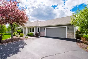 W264N2062 Deer Haven Ct, Pewaukee, WI 53072 - Photo 2