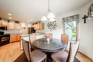 W264N2062 Deer Haven Ct, Pewaukee, WI 53072 - Photo 6