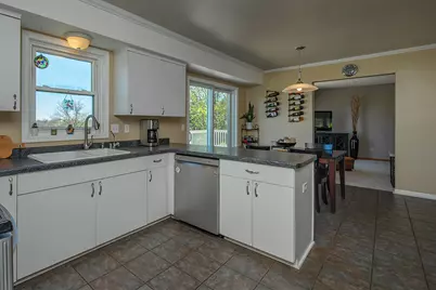 N75W23408 N Ridgeview Cir, Sussex, WI 53089 - Photo 8