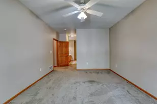 1048 Quinlan Dr, Pewaukee, WI 53072 - Photo 16