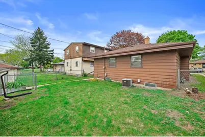 5714 N 98th St, Milwaukee, WI 53225 - Photo 6