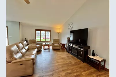 1003  Meadow St, Watertown, WI 53094 - Photo 4
