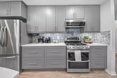 12323  Woodside Ct, Wauwatosa, WI 53226 - Photo 6