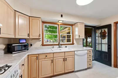 409  Breezy St, Delavan, WI 53115 - Photo 10