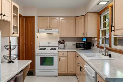 409  Breezy St, Delavan, WI 53115 - Photo 8