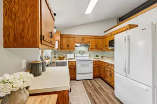 W163N10528 Ridgeview Ln, Germantown, WI 53022 - Photo 14