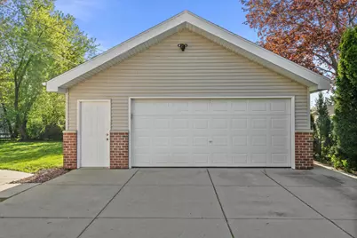 W150N8180  Manhatten Dr, Menomonee Falls, WI 53051 - Photo 4