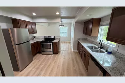 5225  Tuckaway Dr, Greenfield, WI 53221 - Photo 6