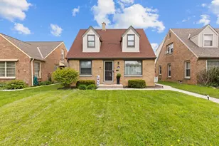 3334 W Lakefield Dr, Milwaukee, WI 53215 - Photo 1