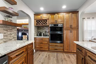 3334 W Lakefield Dr, Milwaukee, WI 53215 - Photo 10