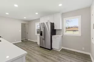 4076 N 93rd St, Wauwatosa, WI 53222 - Photo 6