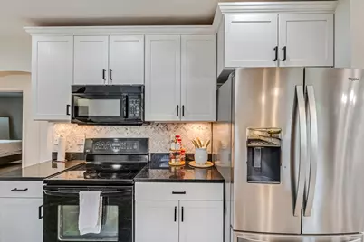 10422 W Hillside Ave, Wauwatosa, WI 53222 - Photo 18