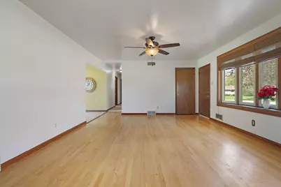 3301 E Carol Ct, Oak Creek, WI 53154 - Photo 4