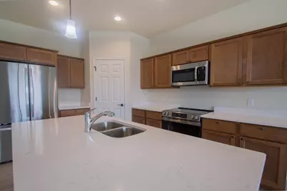 613  Hunter Oaks Blvd, Watertown, WI 53094 - Photo 8