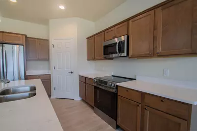 613  Hunter Oaks Blvd, Watertown, WI 53094 - Photo 6