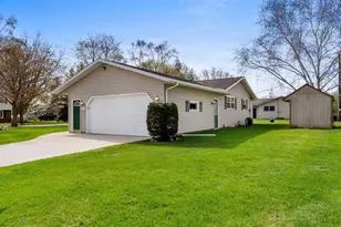 3903 Madeline Ln, Manitowoc, WI 54220 - Photo 2