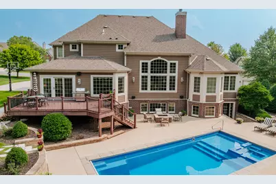 W210N5415  Carters Crossing Cir, Menomonee Falls, WI 53051 - Photo 4