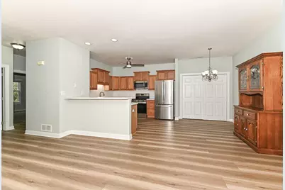 2274 W Vista Bella Dr #101, Oak Creek, WI 53154 - Photo 6