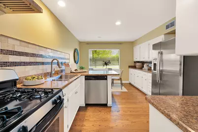 6732 N Holly Ct, Fox Point, WI 53217 - Photo 16