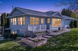 914 Hawthorne Dr, Howards Grove, WI 53083 - Photo 2