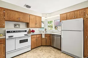 8628 Glencoe Cir, Wauwatosa, WI 53226 - Photo 18