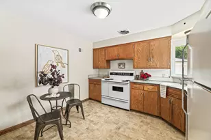 8628 Glencoe Cir, Wauwatosa, WI 53226 - Photo 16