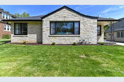 8628  Glencoe Cir, Wauwatosa, WI 53226 - Photo 2