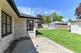 8628 Glencoe Cir, Wauwatosa, WI 53226 - Photo 4
