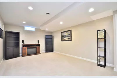 W224N2618  Ridgewood Ln, Pewaukee, WI 53186 - Photo 4
