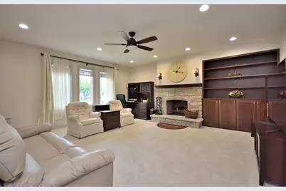 W224N2618  Ridgewood Ln, Pewaukee, WI 53186 - Photo 2