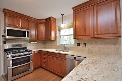 W224N2618  Ridgewood Ln, Pewaukee, WI 53186 - Photo 8