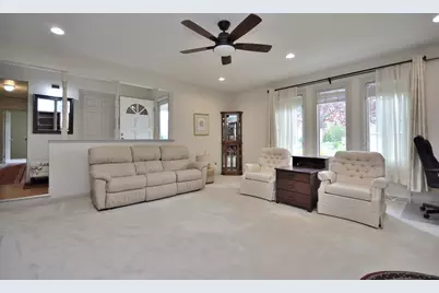 W224N2618  Ridgewood Ln, Pewaukee, WI 53186 - Photo 6