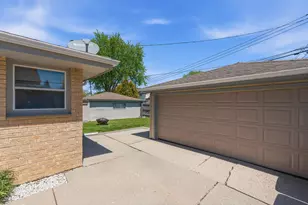 4248 S 91st Pl, Greenfield, WI 53228 - Photo 4