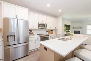 310 Paradise Ct, Hartland, WI 53029 - Photo 6
