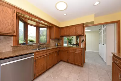 10232 N Greenview Dr, Mequon, WI 53092 - Photo 12