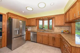 10232 N Greenview Dr, Mequon, WI 53092 - Photo 10