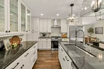 10333 N Versailles Ct, Mequon, WI 53092 - Photo 6